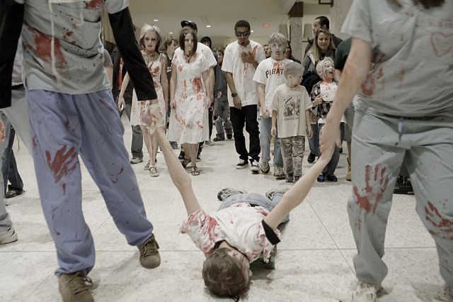 Zombie Walk at the Monroeville Mall (15 pics)