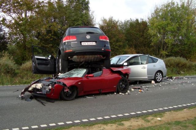 Collision Between Tesla Roadster, Toyota Prius and VW Touareg (3 pics)