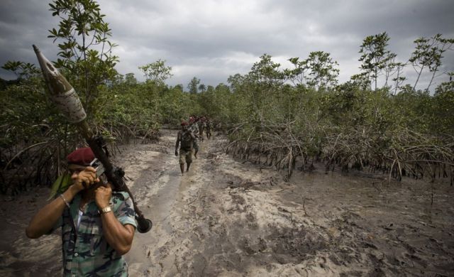 Modern Robin Hoods in Niger Delta (40 pics)