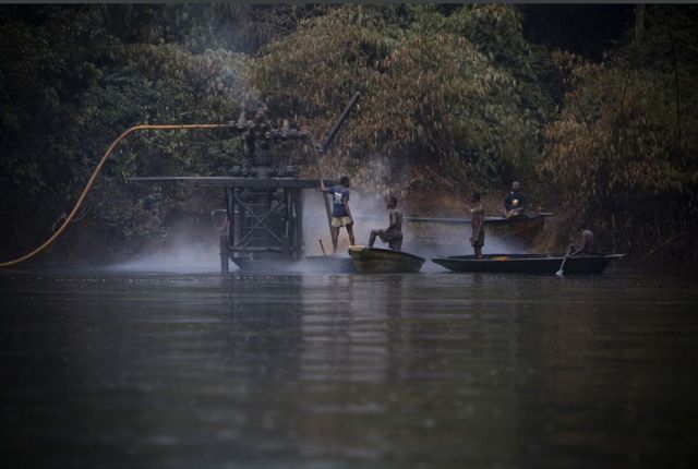 Modern Robin Hoods in Niger Delta (40 pics)