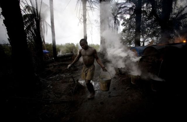 Modern Robin Hoods in Niger Delta (40 pics)