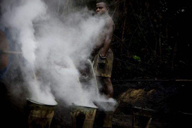 Modern Robin Hoods in Niger Delta (40 pics)