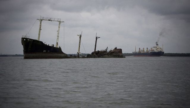 Modern Robin Hoods in Niger Delta (40 pics)