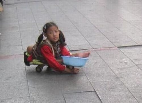 Little Chinese Girl Begging in the Street (6 pics)