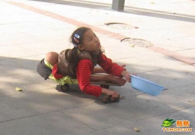 Little Chinese Girl Begging in the Street (6 pics)