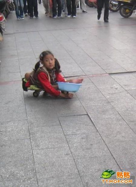 Little Chinese Girl Begging in the Street (6 pics)