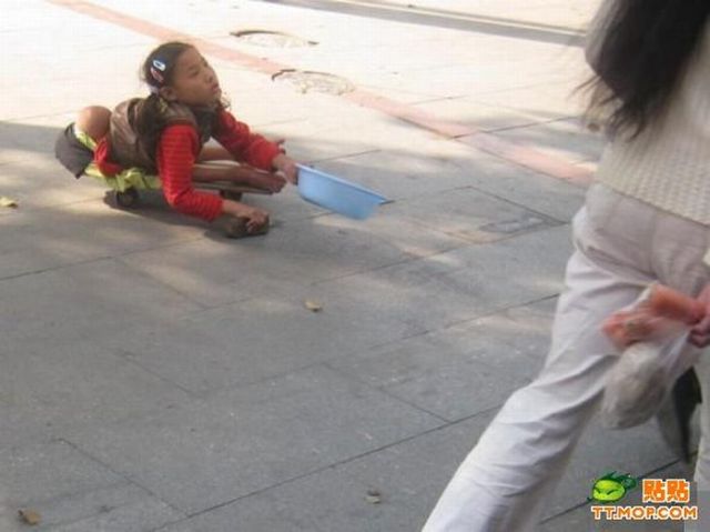 Little Chinese Girl Begging in the Street (6 pics)