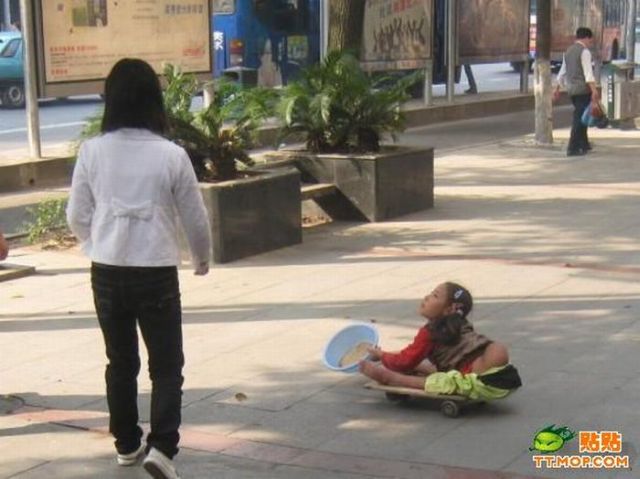 Little Chinese Girl Begging in the Street (6 pics)
