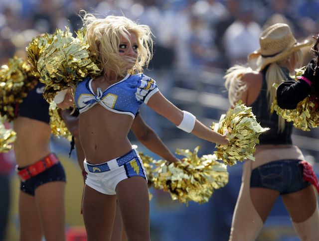 Cheerleaders Costume Contest (14 pics)