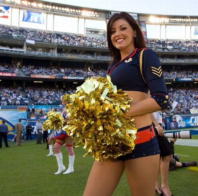 Cheerleaders Costume Contest (14 pics)