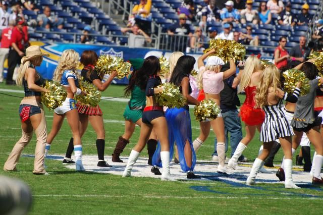 Cheerleaders Costume Contest (14 pics)