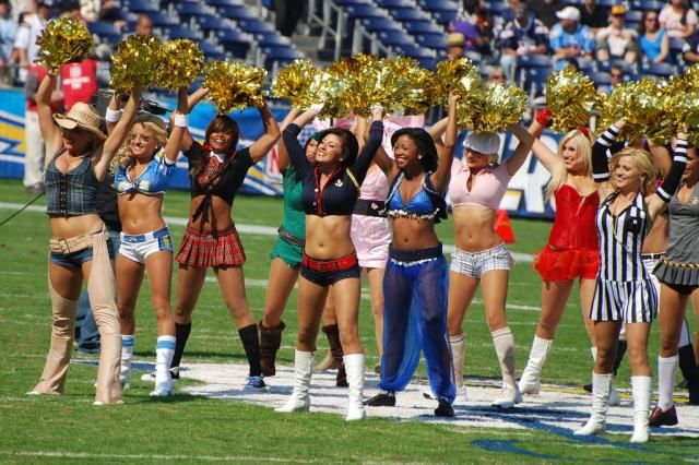 Cheerleaders Costume Contest (14 pics)