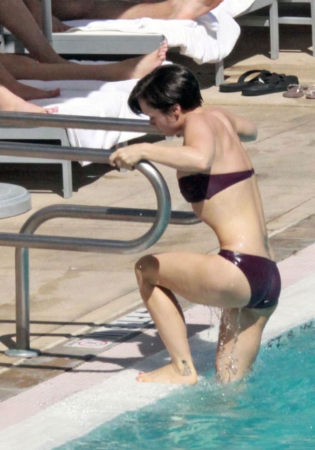 Christina Ricci in bikini (10 pics)