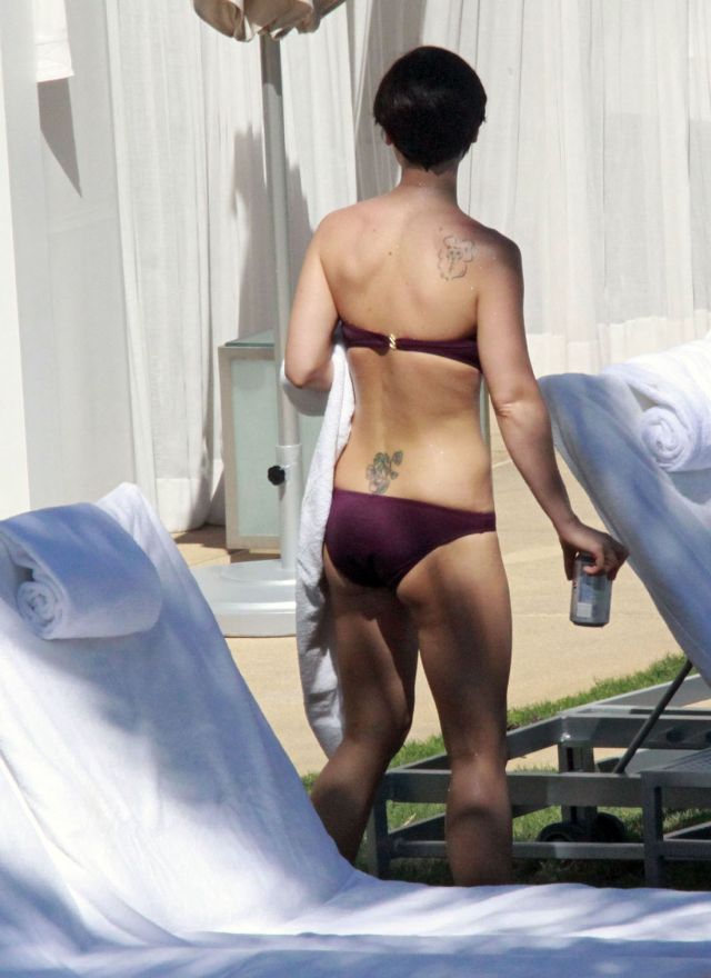 Christina Ricci in bikini (10 pics)