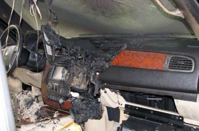 Short Circuit in the Car (5 pics)