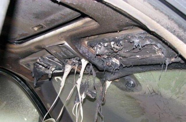 Short Circuit in the Car (5 pics)