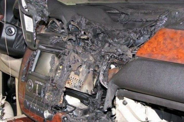 Short Circuit in the Car (5 pics)