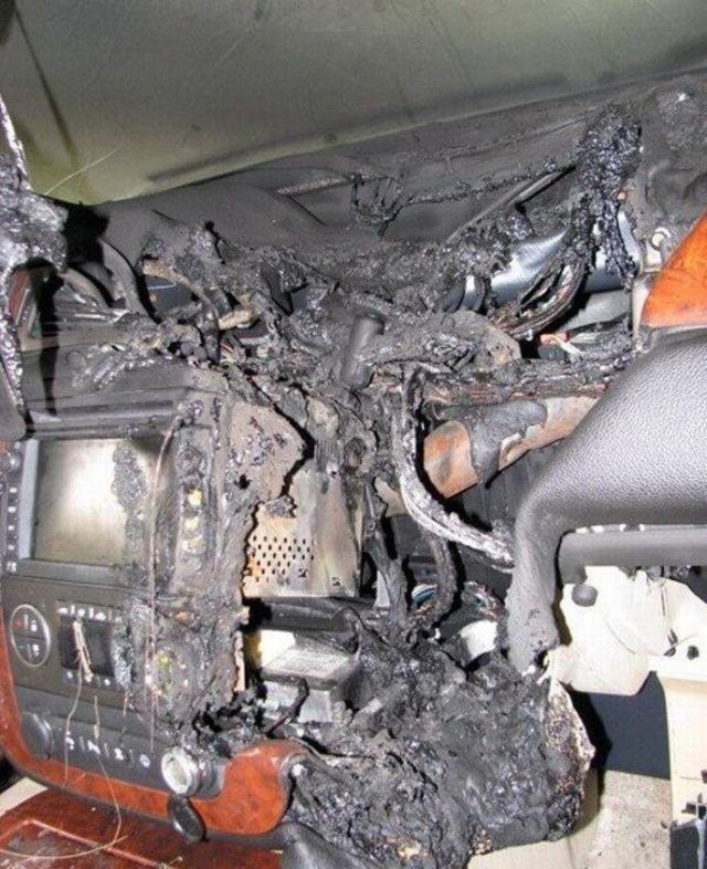 Short Circuit in the Car (5 pics)