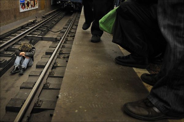 Suicidal Person in the Subway (5 pics)