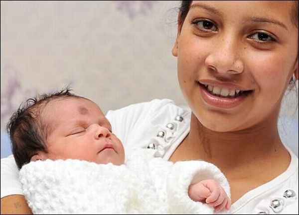 One of the youngest mothers (8 pics)