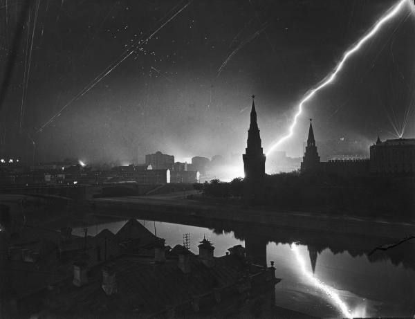 Famous, Infamous and Iconic Photographs (45 pics + text)