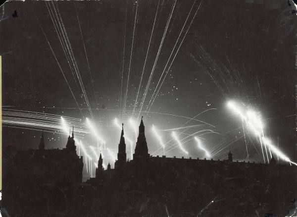 Famous, Infamous and Iconic Photographs (45 pics + text)