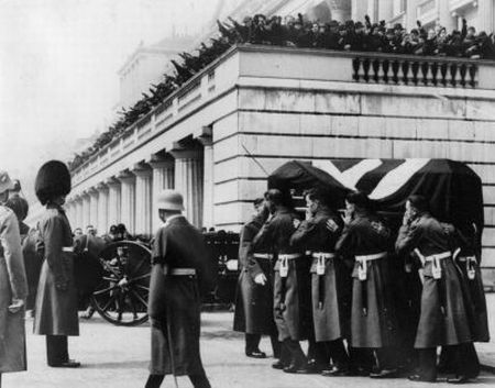 Famous, Infamous and Iconic Photographs (45 pics + text)