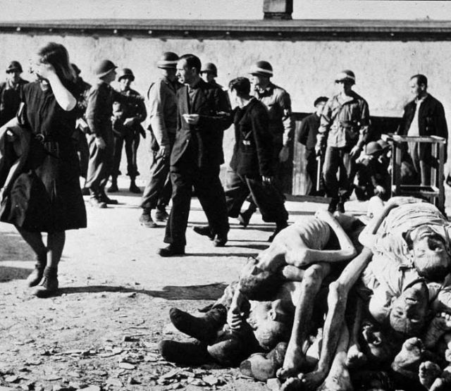 Famous, Infamous and Iconic Photographs (45 pics + text)