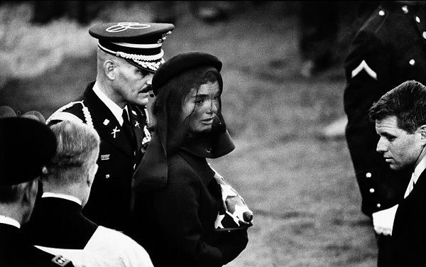 Famous, Infamous and Iconic Photographs (45 pics + text)