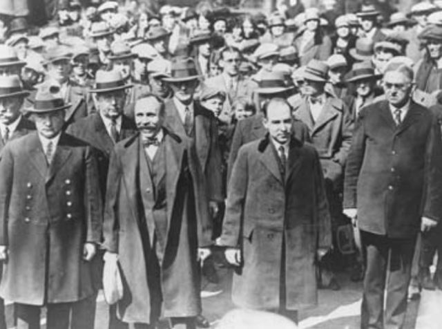 Famous, Infamous and Iconic Photographs (45 pics + text)