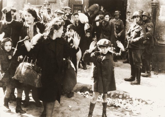 Famous, Infamous and Iconic Photographs (45 pics + text)