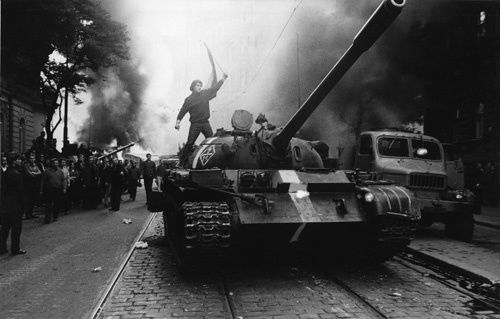 Famous, Infamous and Iconic Photographs (45 pics + text)