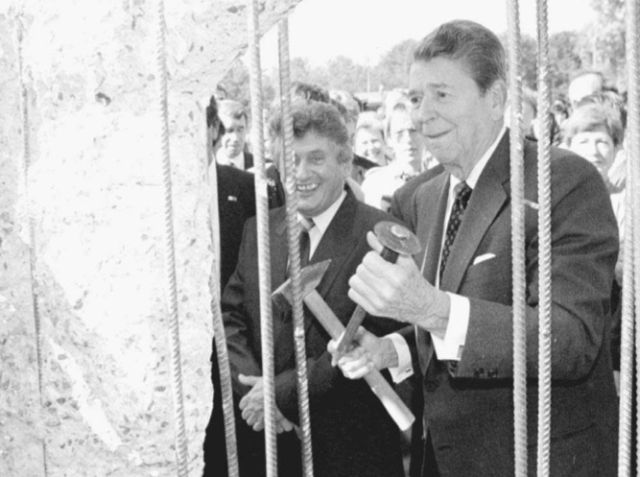 Famous, Infamous and Iconic Photographs (45 pics + text)