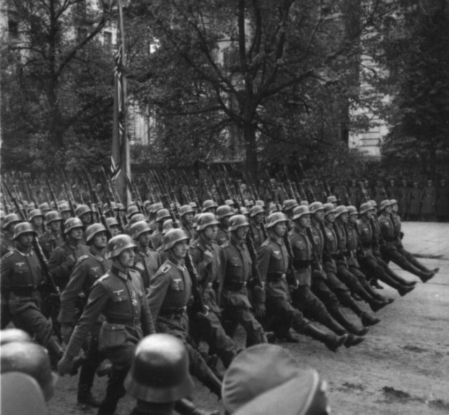 Famous, Infamous and Iconic Photographs (45 pics + text)