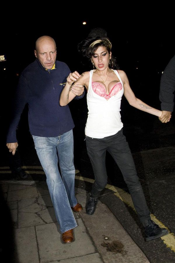 Amy Winehouse Has a Nice Cleavage (10 pics)
