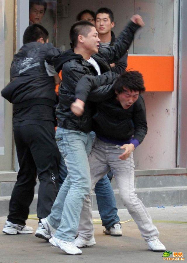Street Fight (6 pics)