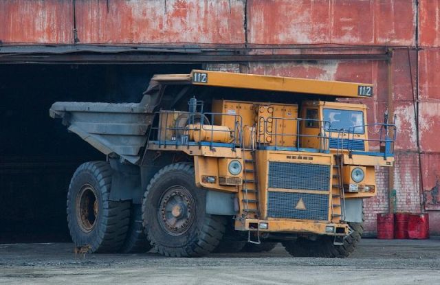 Assembling of BelAZ Vehicles (16 pics)