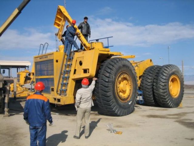 Assembling of BelAZ Vehicles (16 pics)