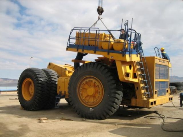 Assembling of BelAZ Vehicles (16 pics)