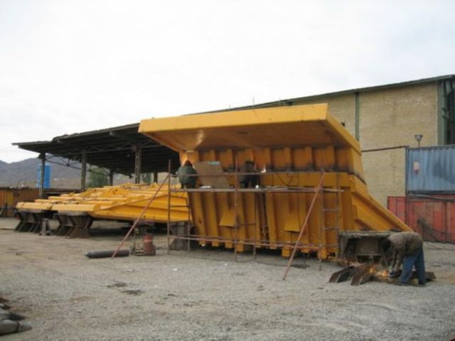 Assembling of BelAZ Vehicles (16 pics)