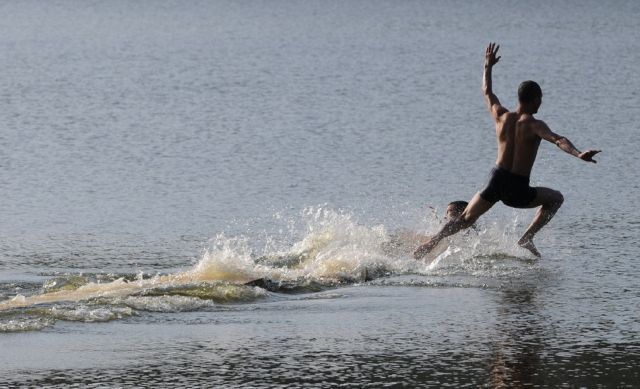How Shaolin Monks Run on the Surface of the Water (5 pics)
