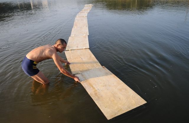 How Shaolin Monks Run on the Surface of the Water (5 pics)