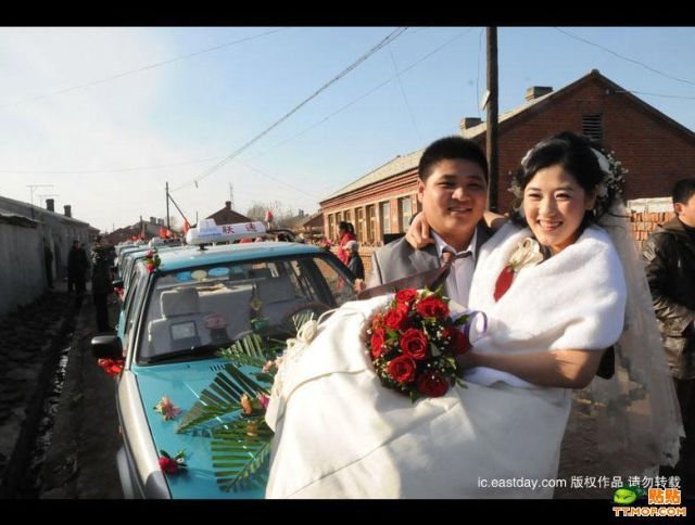 Wedding Procession Able to Surprise Many People (8 pics)