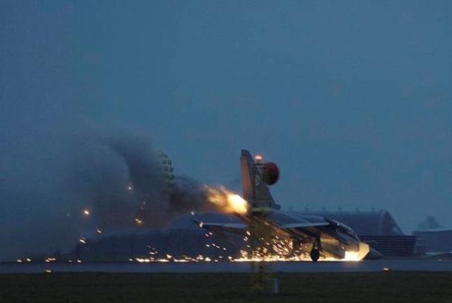 Emergency Landing (18 pics)