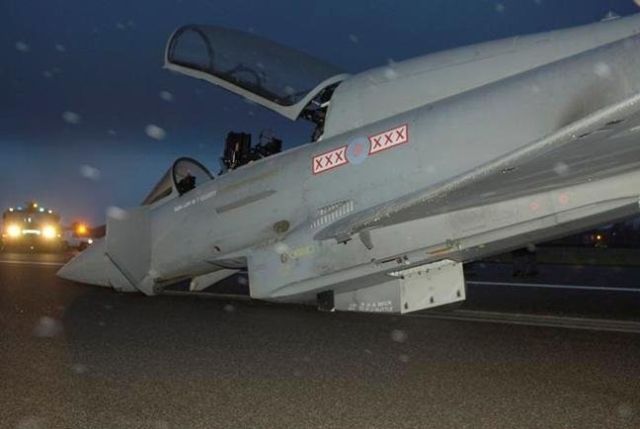 Emergency Landing (18 pics)