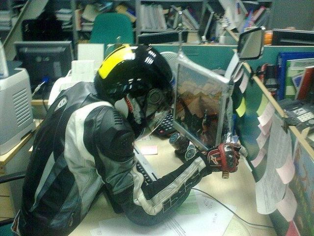 How to Entertain Yourself at Work (37 pics)