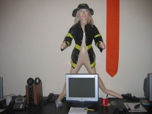 How to Entertain Yourself at Work (37 pics)
