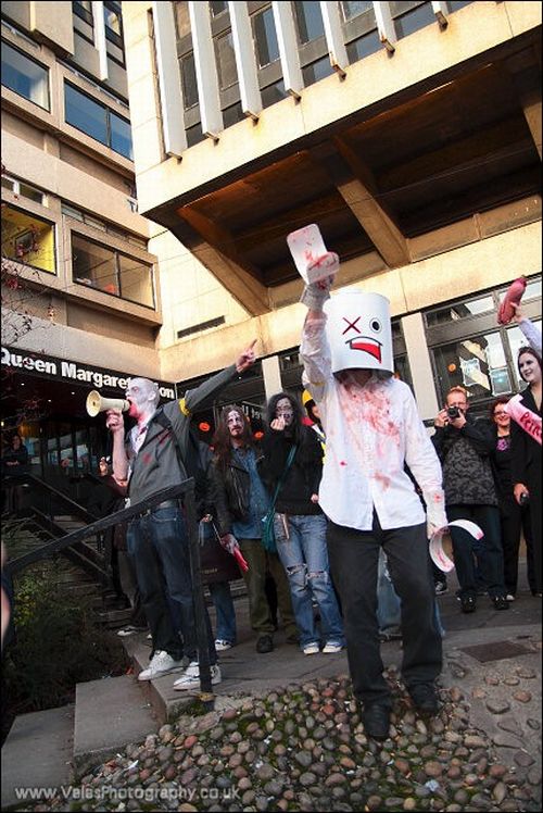 Zombie Walk in Glasgow (42 pics)