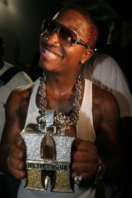 Most Ridiculous Chains of Rappers (22 pics)