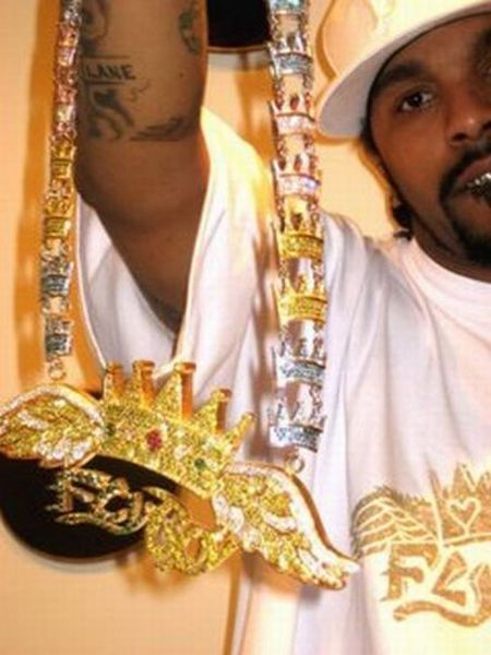 Most Ridiculous Chains of Rappers (22 pics)